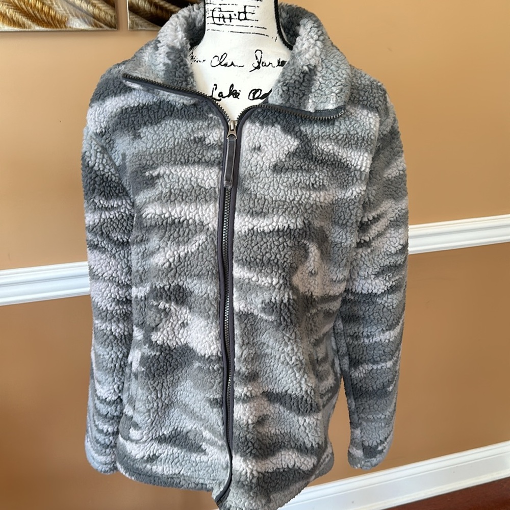 GREY CAMO SHERPA FULL ZIP UP Size XL EXCELLENT CONDITION.